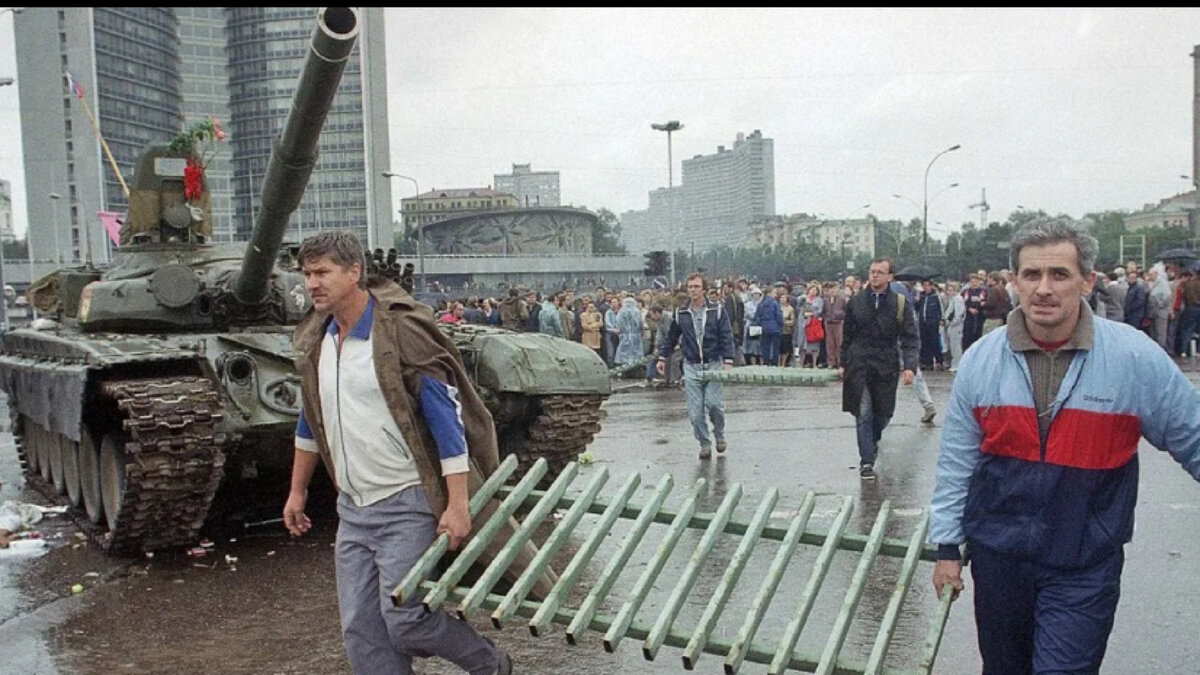 Путч в августе 1991 года (фото из открытого источника Яндекс картинки)