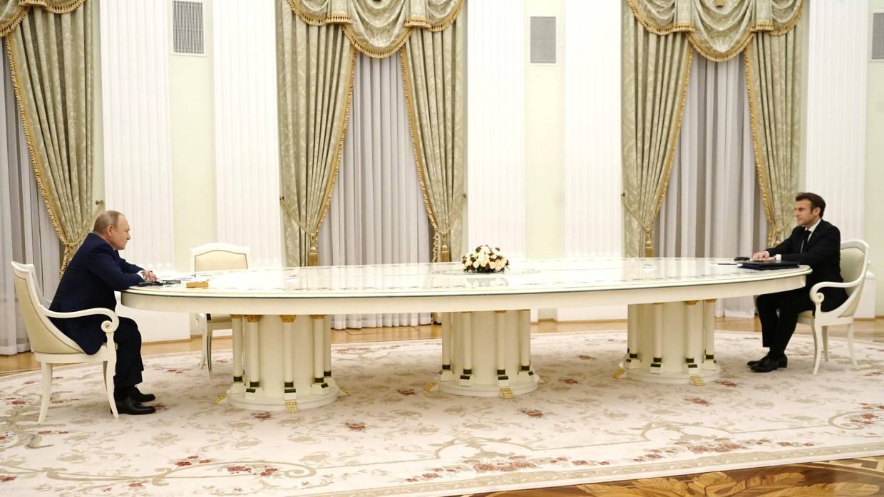 Макрона принудили соблюдать социальную дистанцию с Путиным из-за отказа сдавать ПЦР-тест