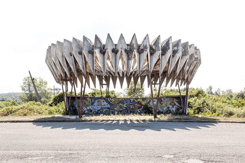 Советские автобусные остановки в объективе канадского фотографа 