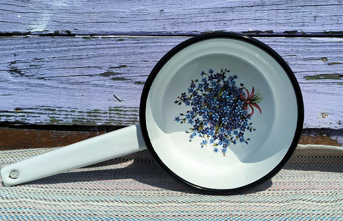 Для придания красивого вида посуду покрывали вторым слоем эмали/ фото: stokomania.ru 