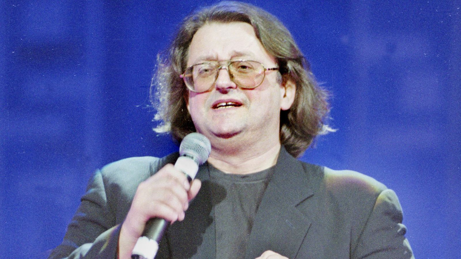 Сестру покойного Александра Градского возмутил высокий забор на могиле ее отца