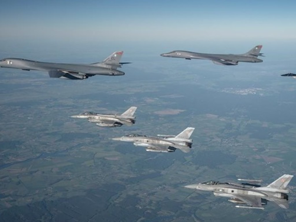 Стратегическая авиация НАТО над Черным морем. Источник изображения: 