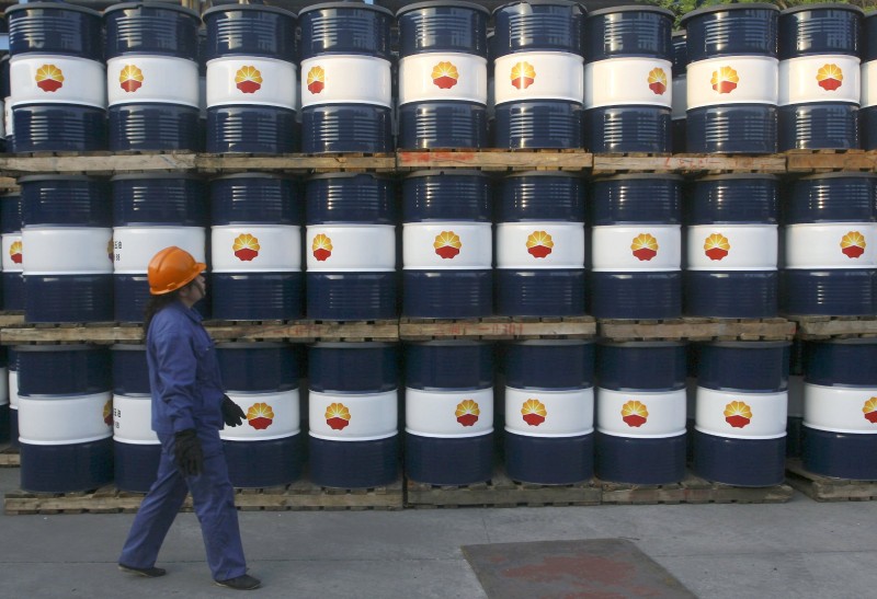 Нефтяные бочки на нефтеперерабатывающем заводе PetroChina в Ланьчжоу, провинция Ганьсу, Китай.