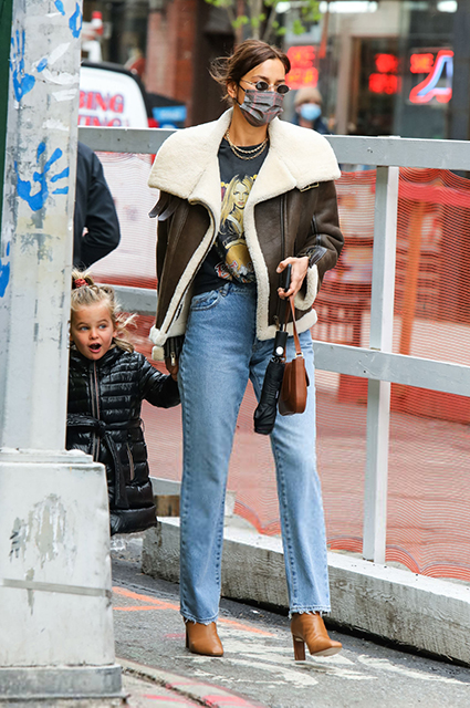 Уличный стиль знаменитости: Ирина Шейк в футболке с Бритни Спирс на прогулке с дочерью Леей Уличный стиль знаменитости: Ирина Шейк в футболке с Бритни Спирс на прогулке с дочерью Леей Звездный стиль