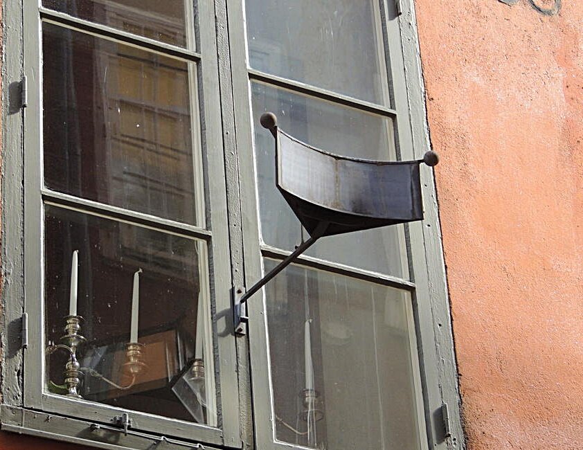 Почему в Швеции почти на всех окнах со стороны улицы висят зеркала и запрещены шторы. жизнь,курьезы,общество,Швеция