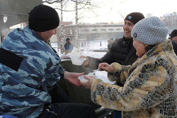 Росгвардия установила полевую кухню на Трубной площади в Москве