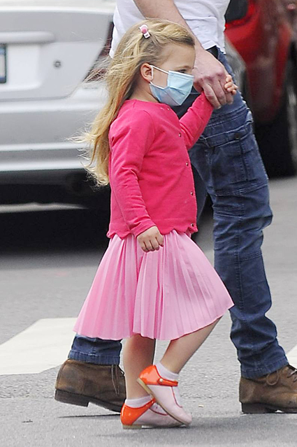 Брэдли Купер погулял с дочерью Леей в Нью-Йорке  Звездные дети