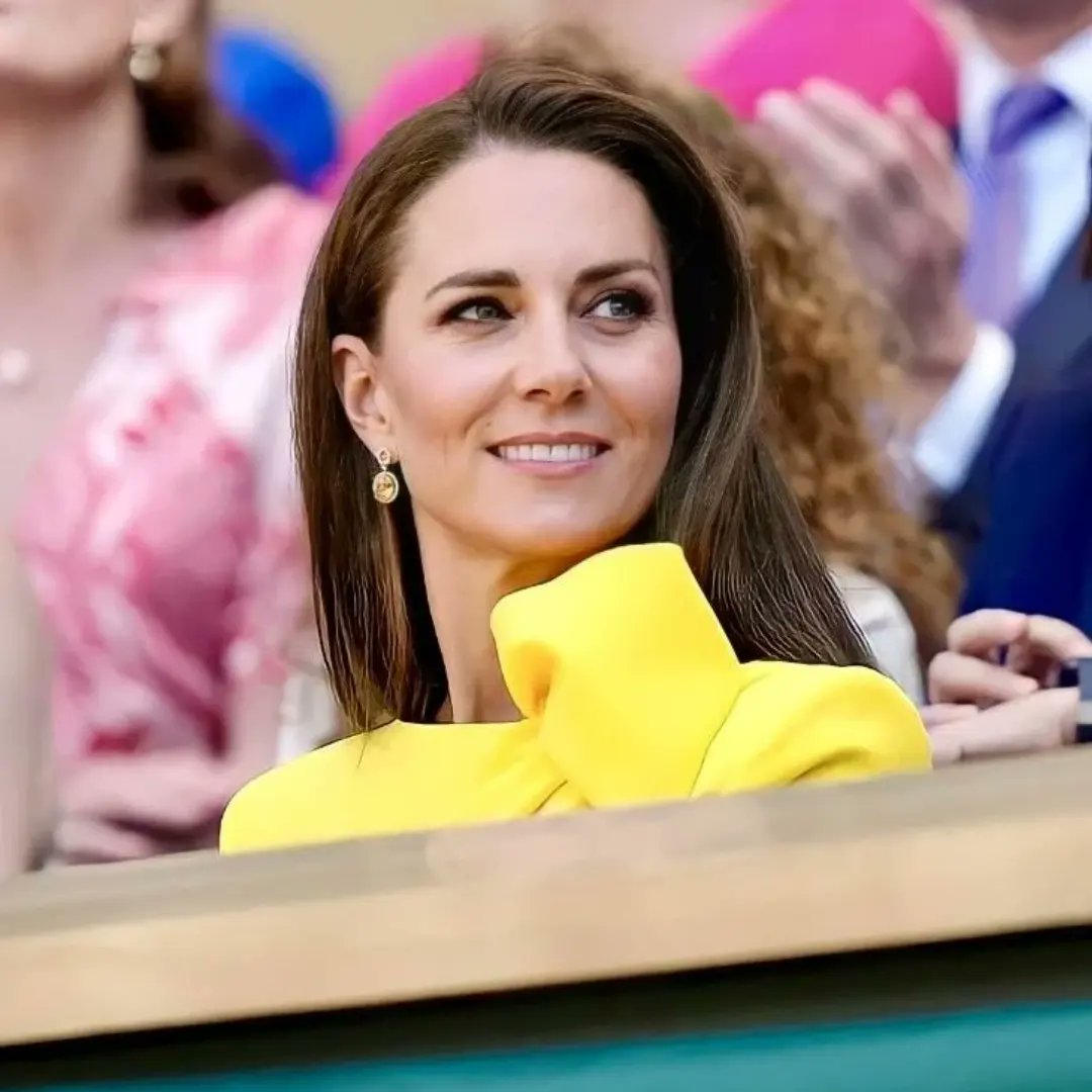 Кейт Миддлтон в ярком платье наградила россиянку, победившую в финале Уимблдона