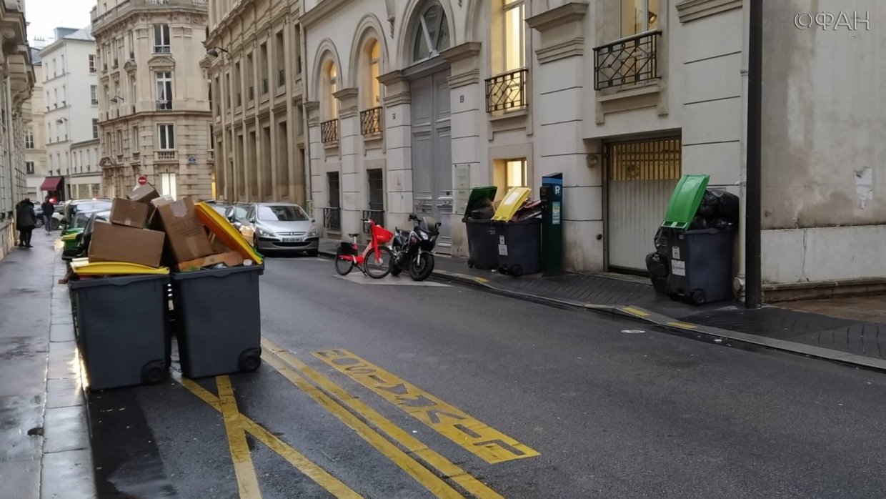 Париж утопает в мусоре и блокирован в пробках
