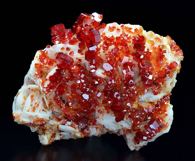 Кристаллы минерала Ванадинит на минерале Барит minecraft, геология, драгоценные камни, минералы