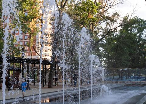 Пешеходный фонтан со светящимися и зеркальными арт-объектами появился в Краснодаре в микрорайоне «Самолёт»