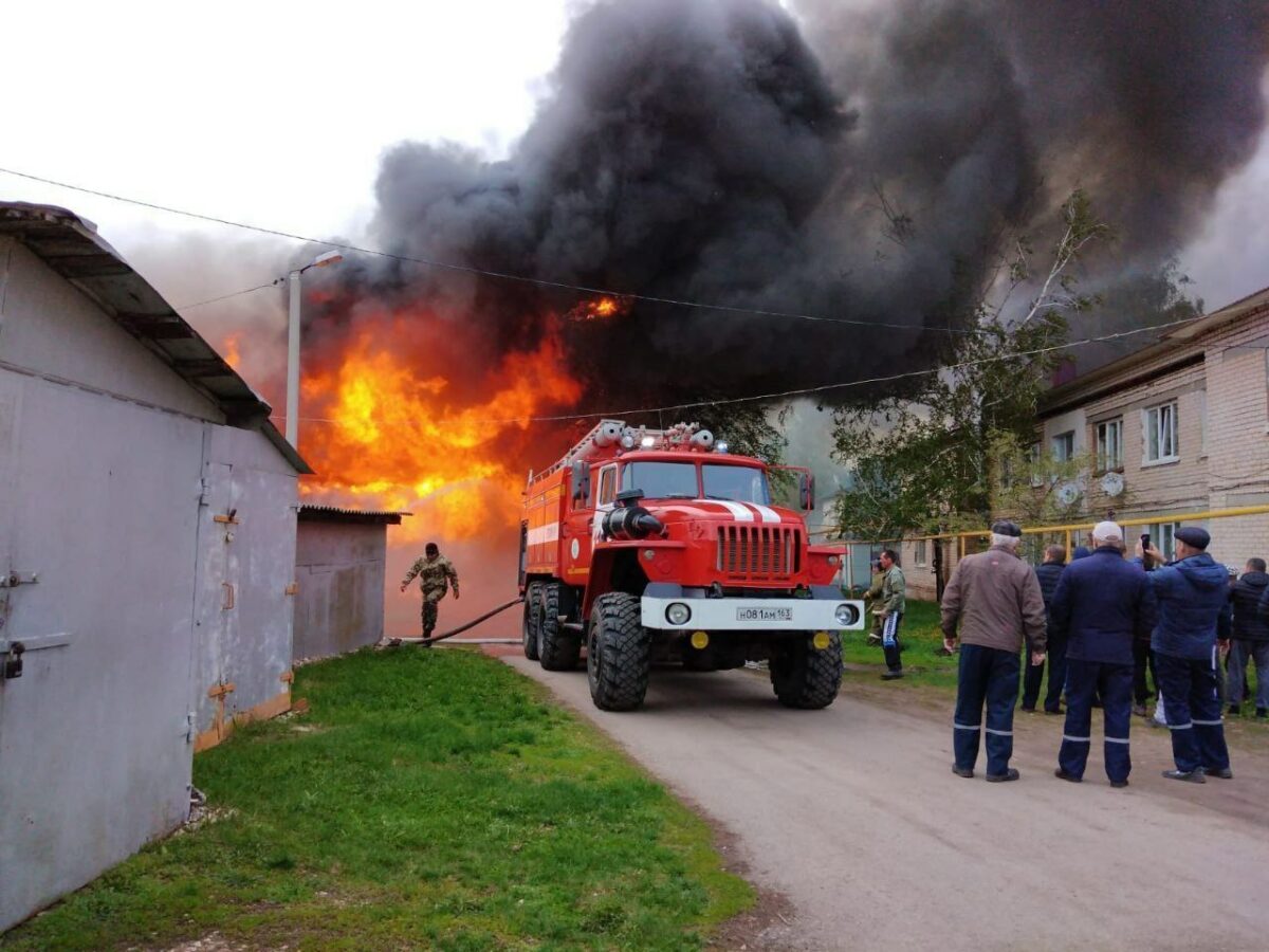 Две машины и постройки сгорели дотла в Самарской области