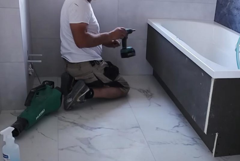 Экран под ванной из строительной плиты и керамической плитки