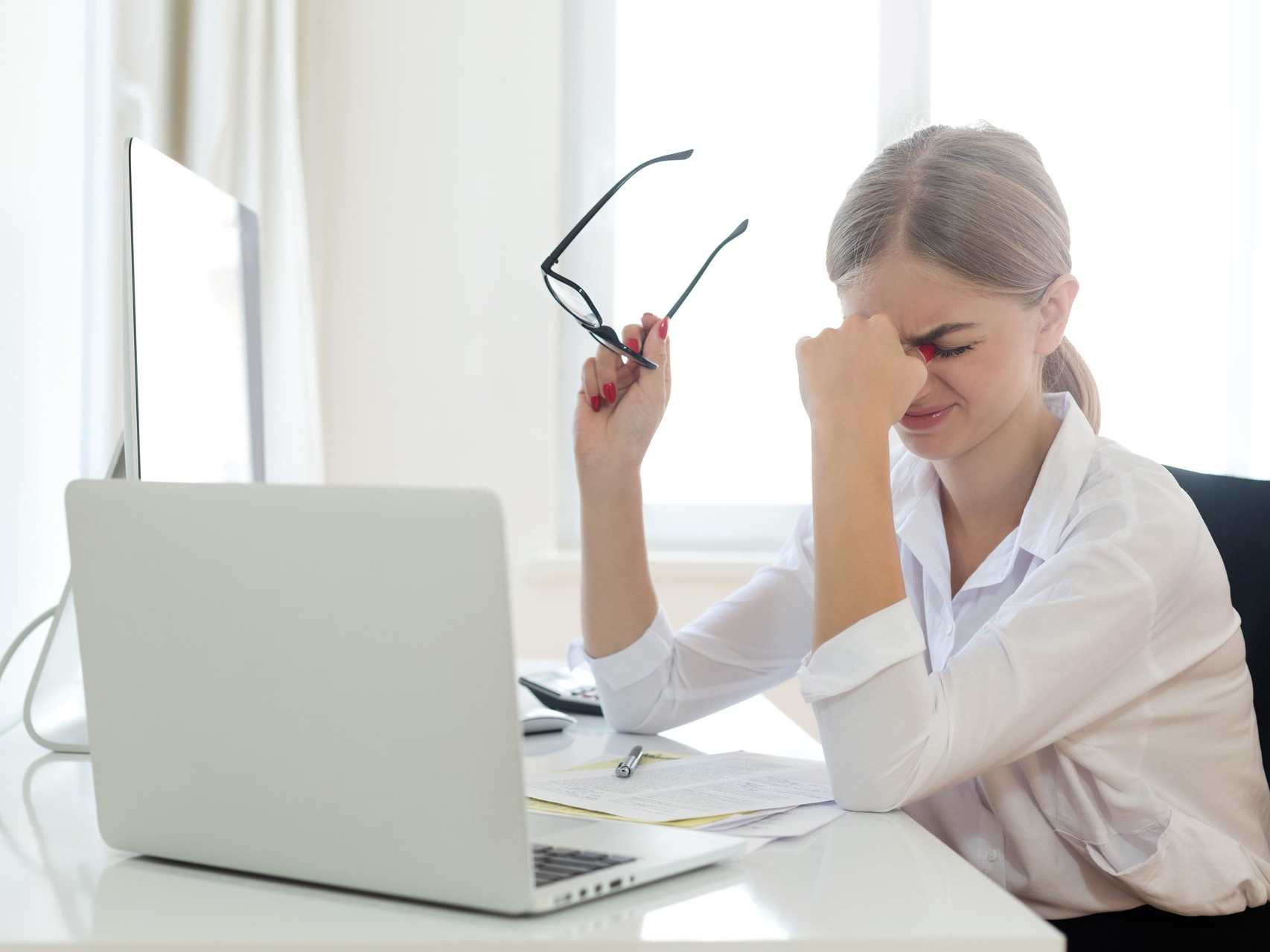 улучшение фото. сон на работе. глаз расширенный зрачок. зрение человека. косоглазие глаза.