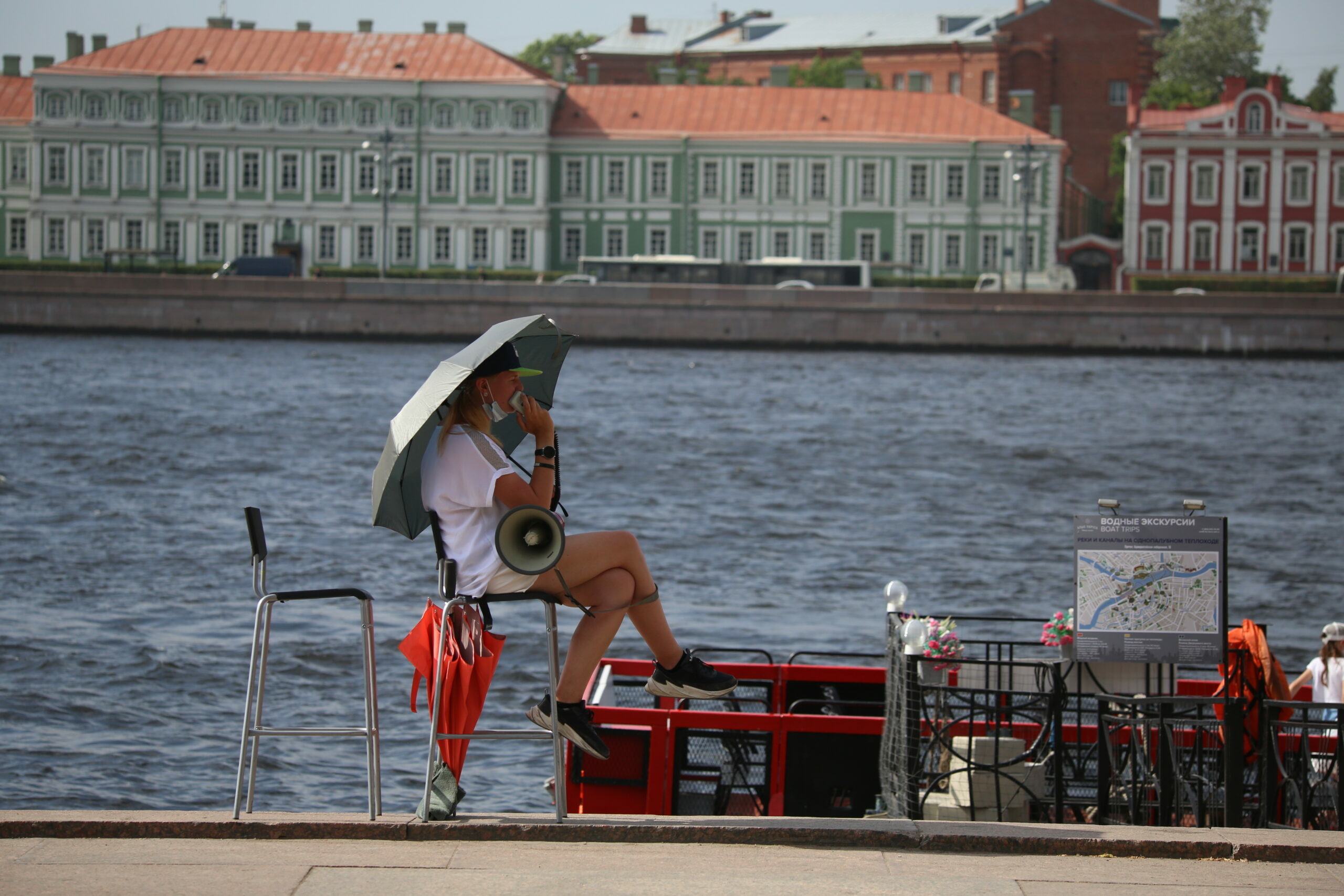 Прогноз петербург. Жарко в СПБ летом 2018. Пожилой человек в жару. Петербуржцы. Свежие фотографии Санкт-Петербург..