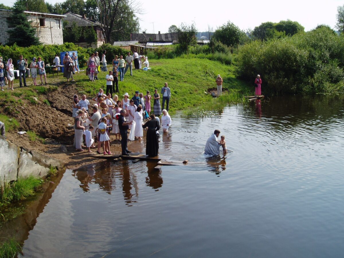 Уже традиция: людей крестили в реке прямо в центре Торопца