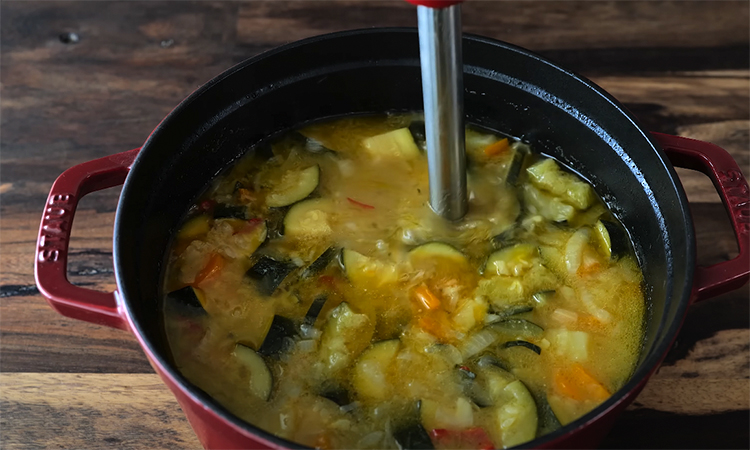 Превращаем кабачки в летний суп. Он постный, но вкус насыщенный, словно у нас мясной бульон первые блюда,супы