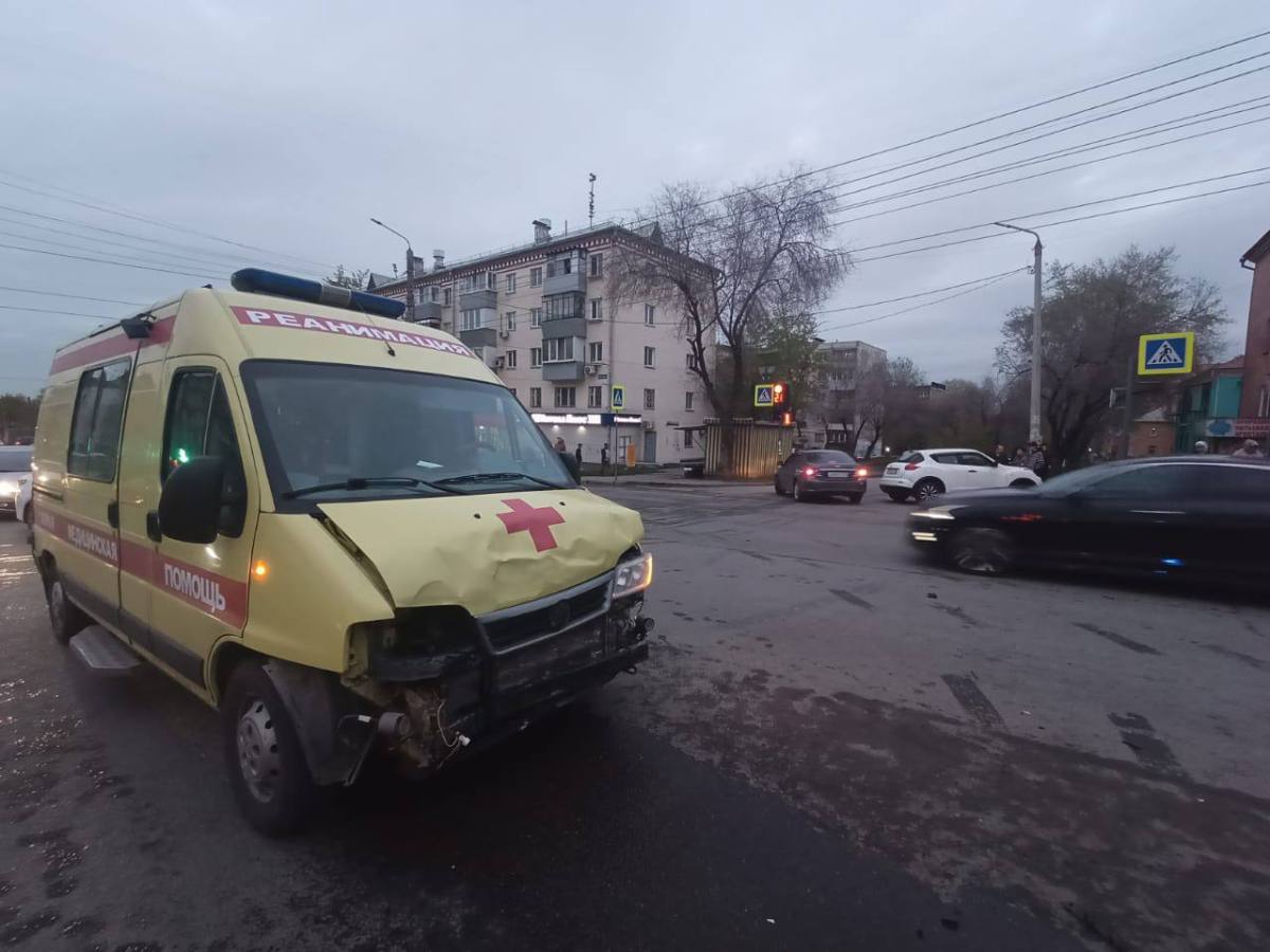 Скорая помощь попала в ДТП с пострадавшим на проспекте в Челябинске