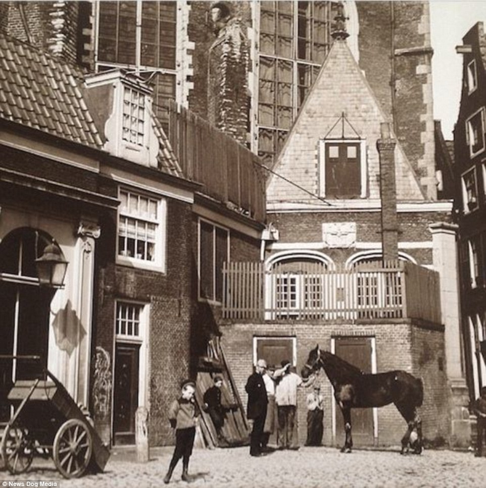 Самая древняя профессия в самом свободном городе: история квартала красных фонарей в Амстердаме 