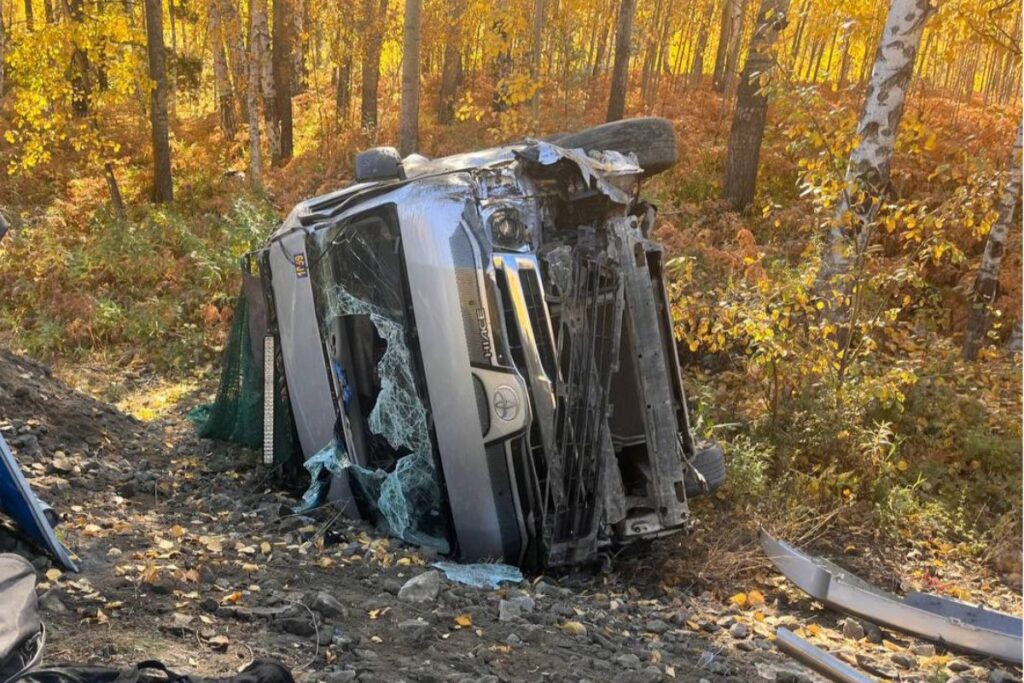 Автобус с 13 пассажирами перевернулся в Бурятии