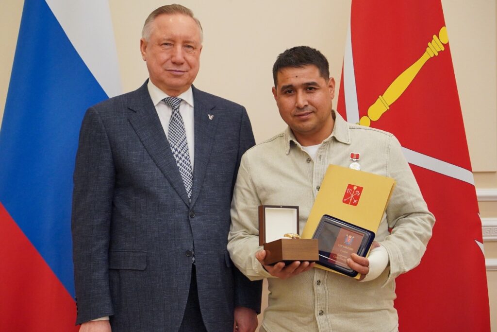 Дворника, спасшего выпавшего из окна ребенка в Петербурге, наградили