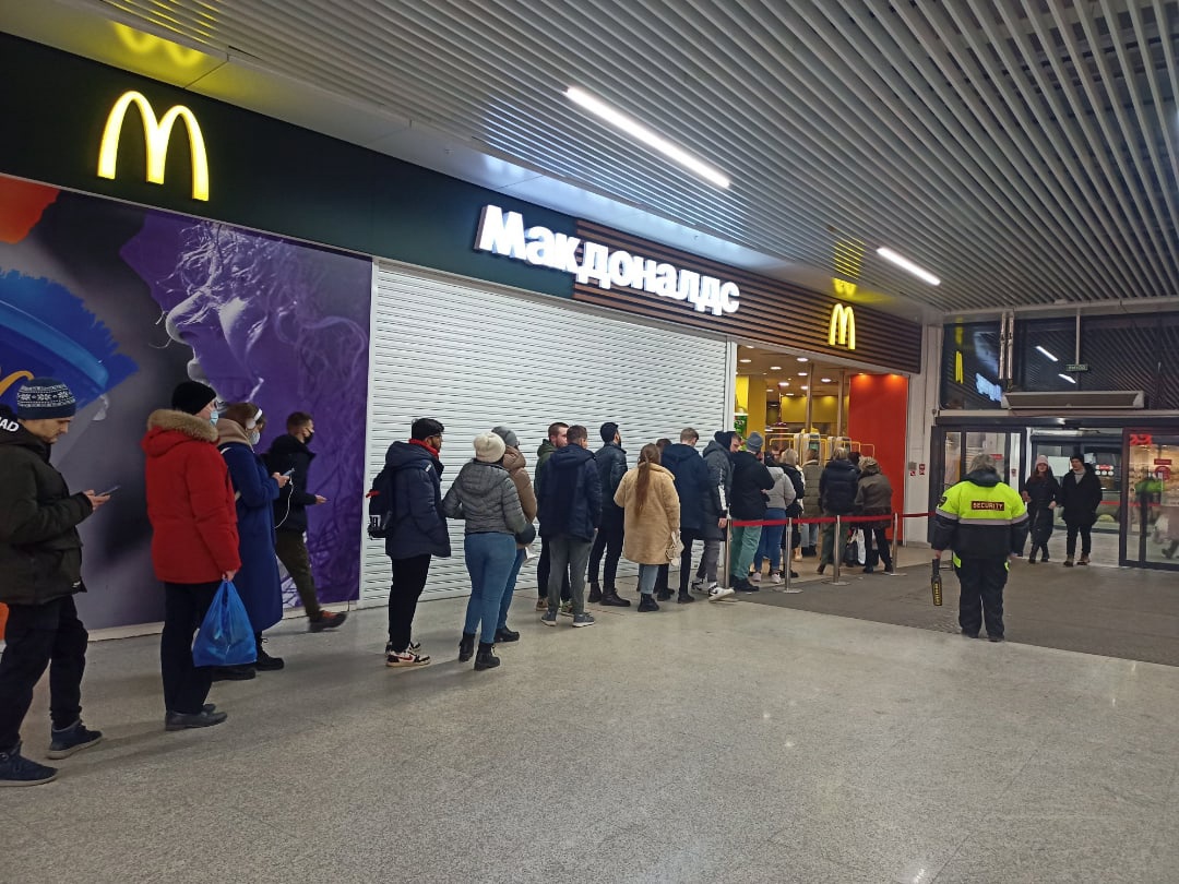 Вспышка нижний новгород. Очередь в макдональдс. Очередь в макдональдс в ТЦ. Макдоналдс фото в очереди. Самые большие очереди в макдональдс.