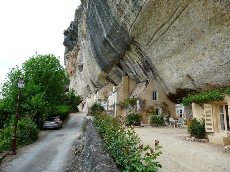 Очаровательная французская деревушка, которую считают «столицей» первобытных людей Путешествия,фото