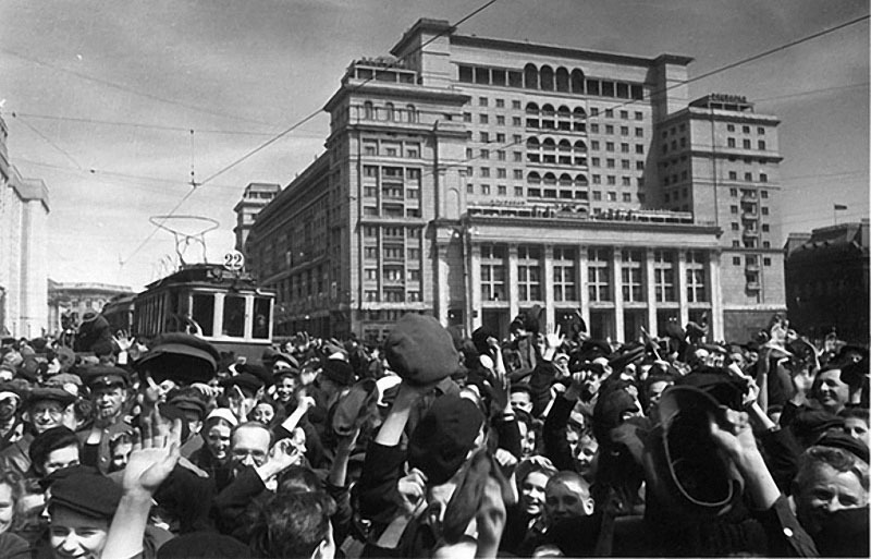 31 День Победы. Манежная площадь, 9 мая 1945 г..jpg