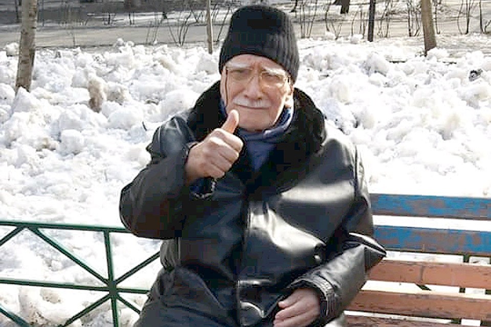 83-летнего Джигарханяна выписали из больницы: актер похудел и выглядит модником 83-летнего Джигарханяна выписали из больницы: актер похудел и выглядит модником актер