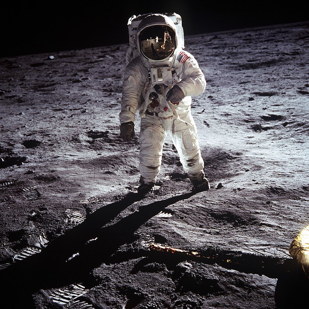 Daily Express удивило «исчезновение» Армстронга с фото высадки американцев на Луну
