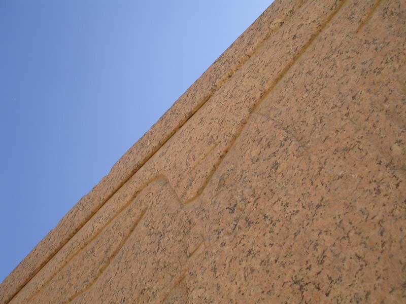 Высокотехнологичная прорезь на обломке гранитного обелиска в Карнаке (Египет)