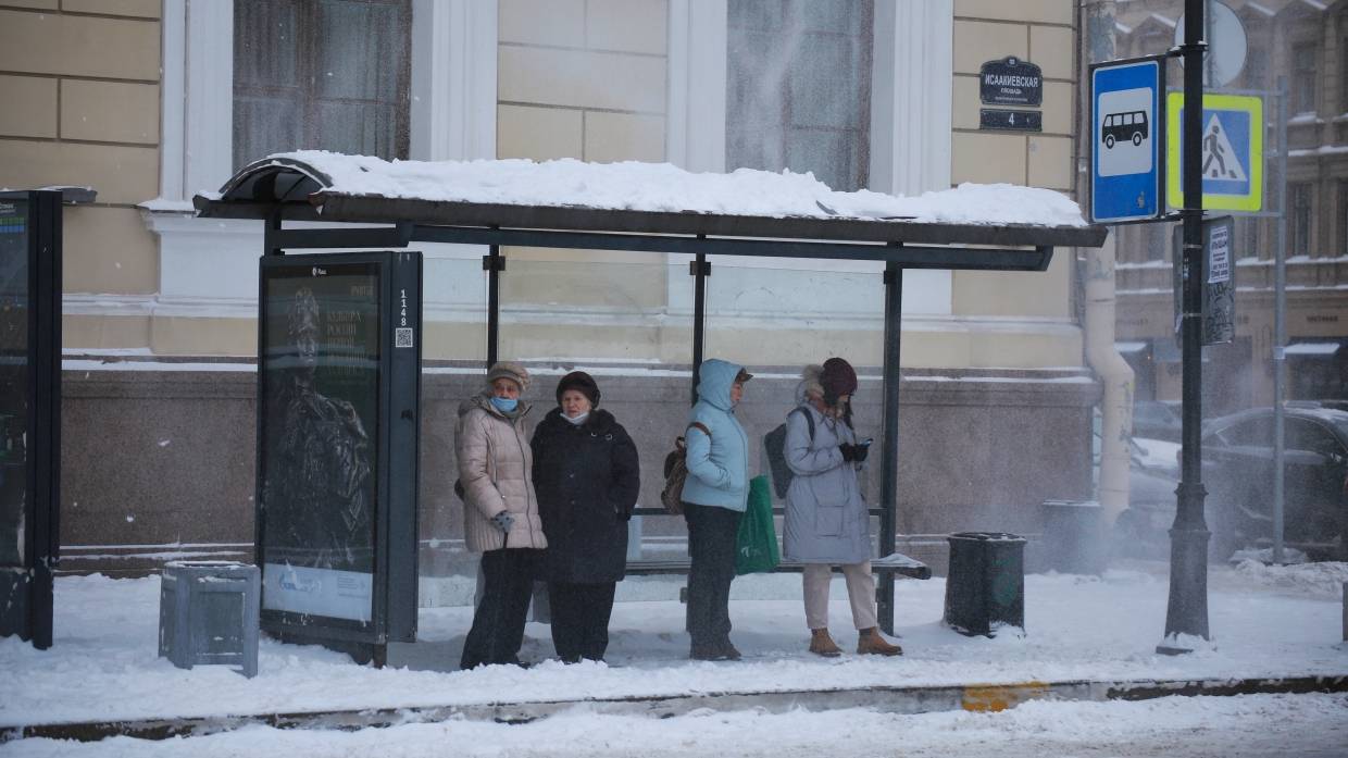 Крыши петербургских остановок проваливаются под тяжестью снега