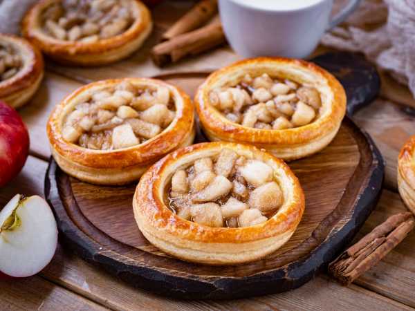 Ватрушки с яблоком из слоеного теста, рецепт с фото
