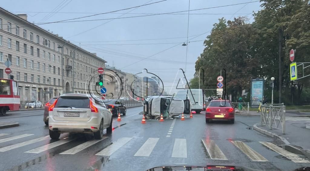 Петербуржец на Mitsubishi устроил аварию на Лиговском проспекте Петербуржец на Mitsubishi устроил аварию на Лиговском проспекте Происшествия