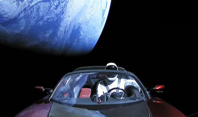 Компания SpaceX отправила в космос электрокар Tesla Roadster (4 фото)