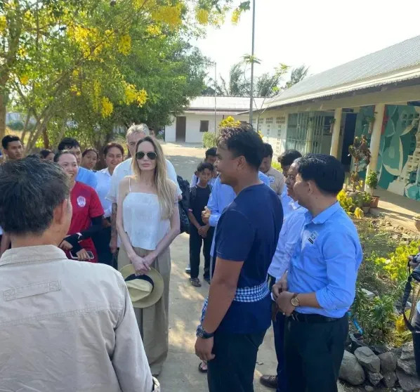 Анджелина Джоли появилась на публике в Камбодже ДжолиАнджелина, Джоли, актриса, Анджелина, детей, вместе, спустя, развод, провинции, Баттамбанг, детьми, Камбоджу, посетила, Вивьен, Шайло, усыновил, троих, родила, первую, свадьбу