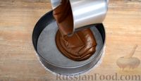 Фото приготовления рецепта: Шоколадный пирог-ватрушка с творожной начинкой - шаг №6