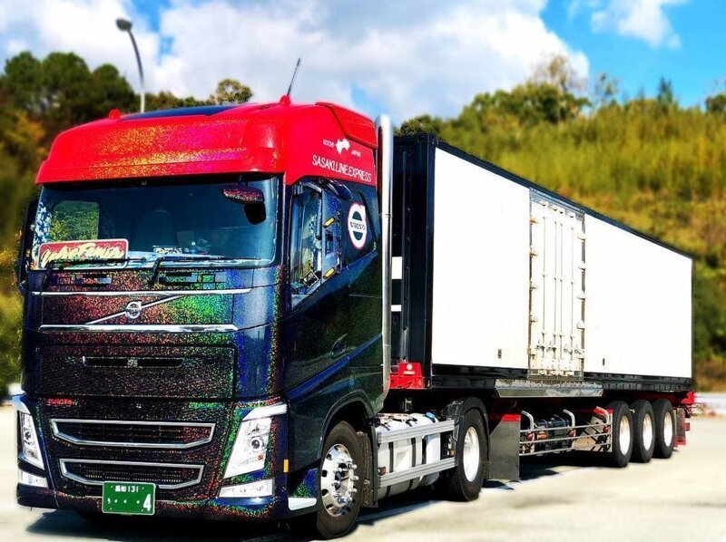 По дорогам Японии колесит самый красивый дальнобойщик По дорогам Японии колесит самый красивый дальнобойщик