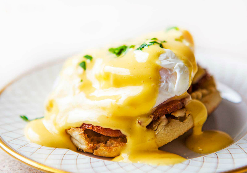 Яйца Бенедикт на завтрак: интереснее, чем быстрая овсянка или бутерброды