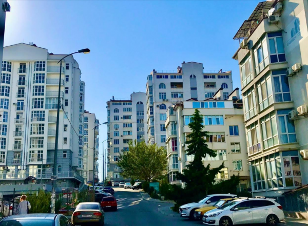 «Квартир на рынке становится всё больше, а способных их купить — всё меньше». Подешевеют ли квартиры в Севастополе?