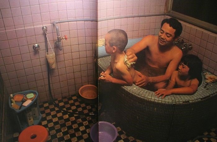 Почему в Японии отцы принимают ванну вместе со взрослыми дочерьми