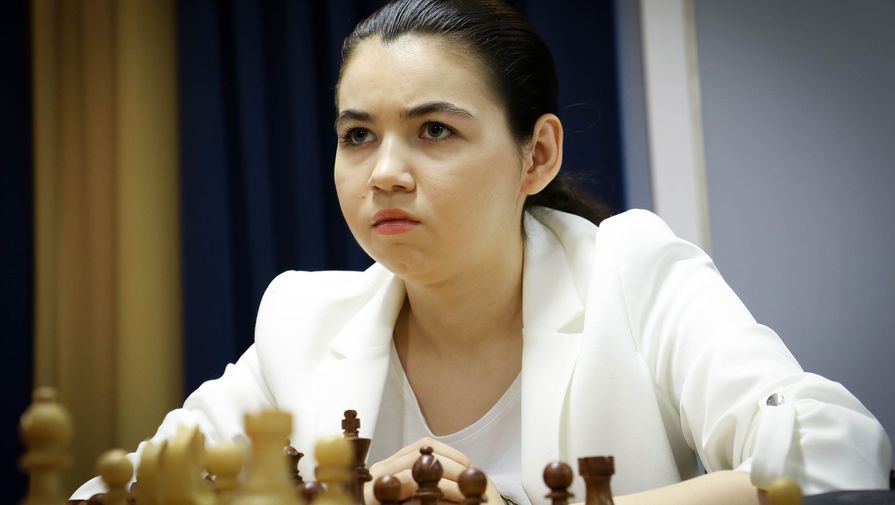 Шахматист Смагин призвал россиянок бороться до конца на турнире претенденток
