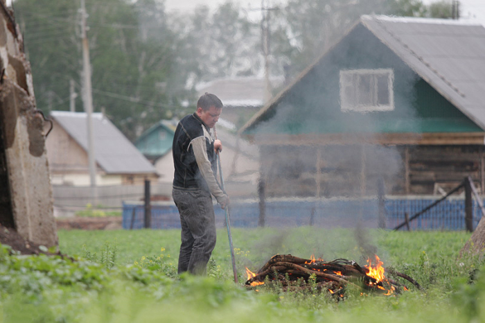 Где сжигать траву несчастному дачнику, если жечь в печи и на огороде запрещает МЧС только, остается, случае, можно, деревьев, мусора, травы, сельскохозяйственного, менее, должно, искать, время, свалку, правил, огонь, бочке, организации, метров, мусор, пожарной