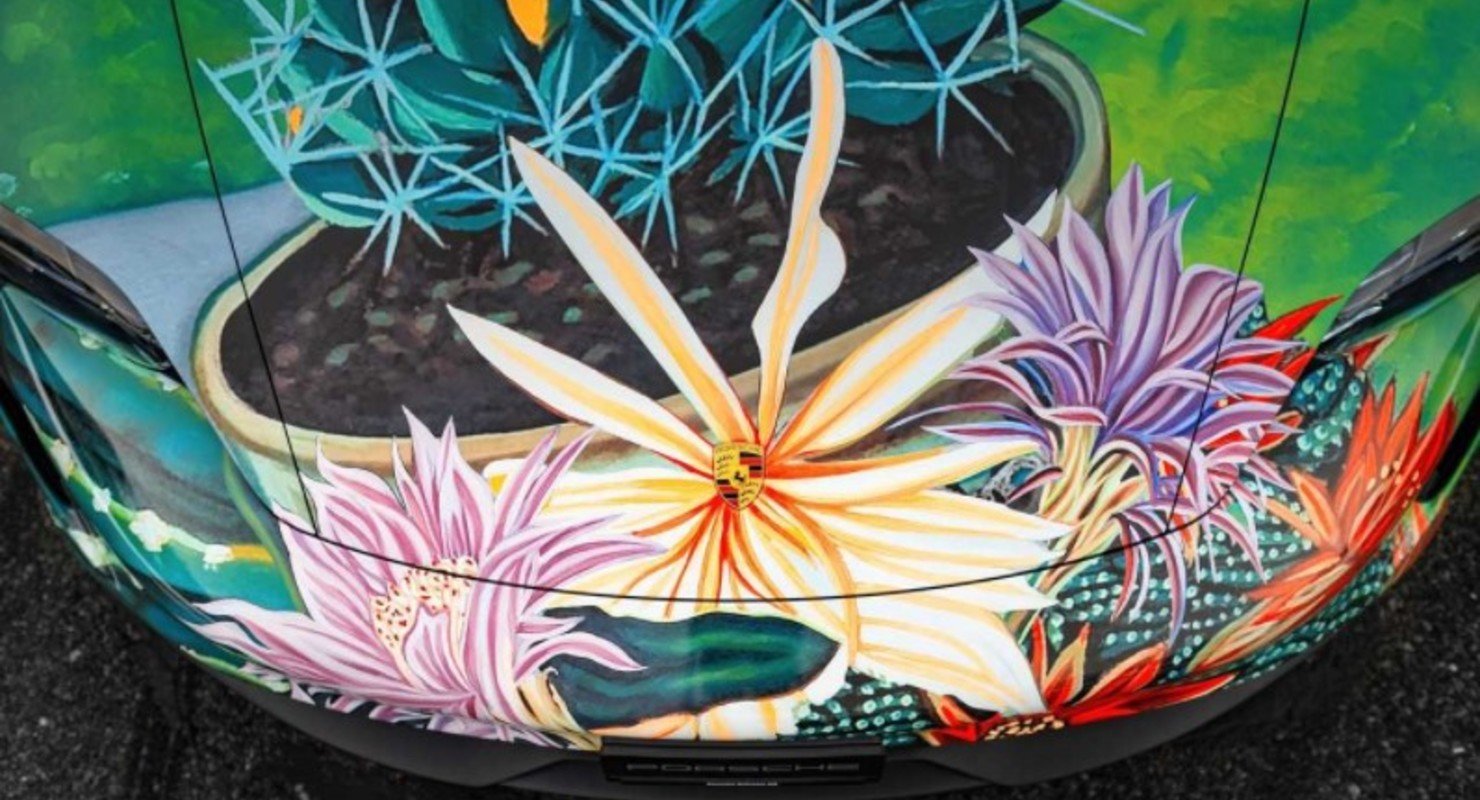 На аукцион выставят Porsche Taycan, украшенный репродукцией картины с редким кактусом