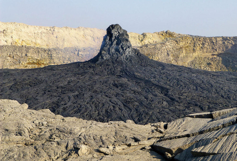 Лавовые образования во вторичном кратере вулкана Эртале
