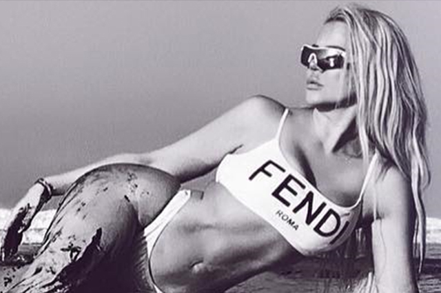 Хлое Кардашьян показала плоский и упругий живот спустя восемь месяцев после родов