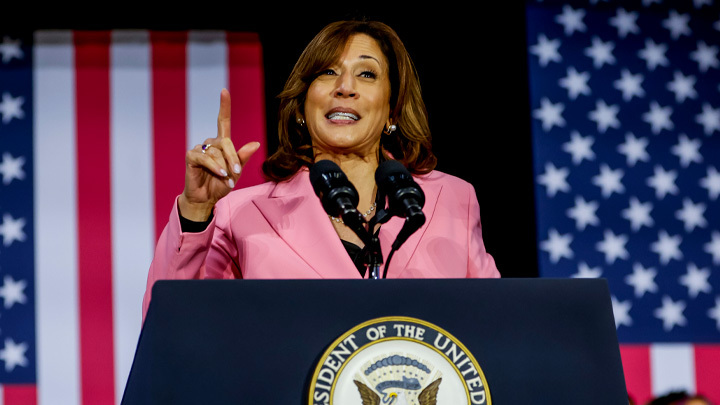 "БАЙДЕНА СДАЛИ СВОИ": ДЖО ПОСАДИТ В КРЕСЛО ПРЕЗИДЕНТА США ЧЕРНОКОЖУЮ ЛЕСБИЯНКУ