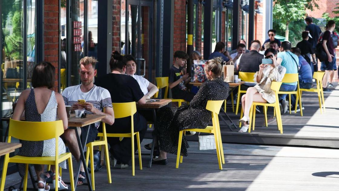 Люди сидят в кафе