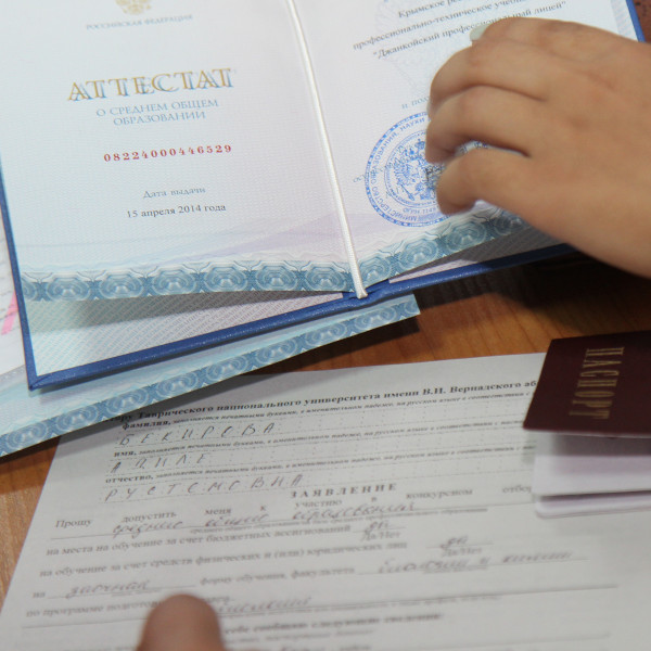 Порядок выдачи аттестатов. Минпросвещения о выдаче аттестатов. Приказ о выдаче аттестатов. Приказ о заполнении аттестатов. Количество мест в вузах в 2021.