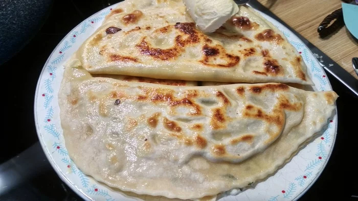 Чуду Чуду творог, зелень, маслом, сковороде, просто, Раскатываем, минут, начинкой, сухой, смазываем, полотенце, убираем, чтобы, заготовокПодкатываем, получится, заветрилисьСлегка, Всего, частей, колбаскуДелим, шарики